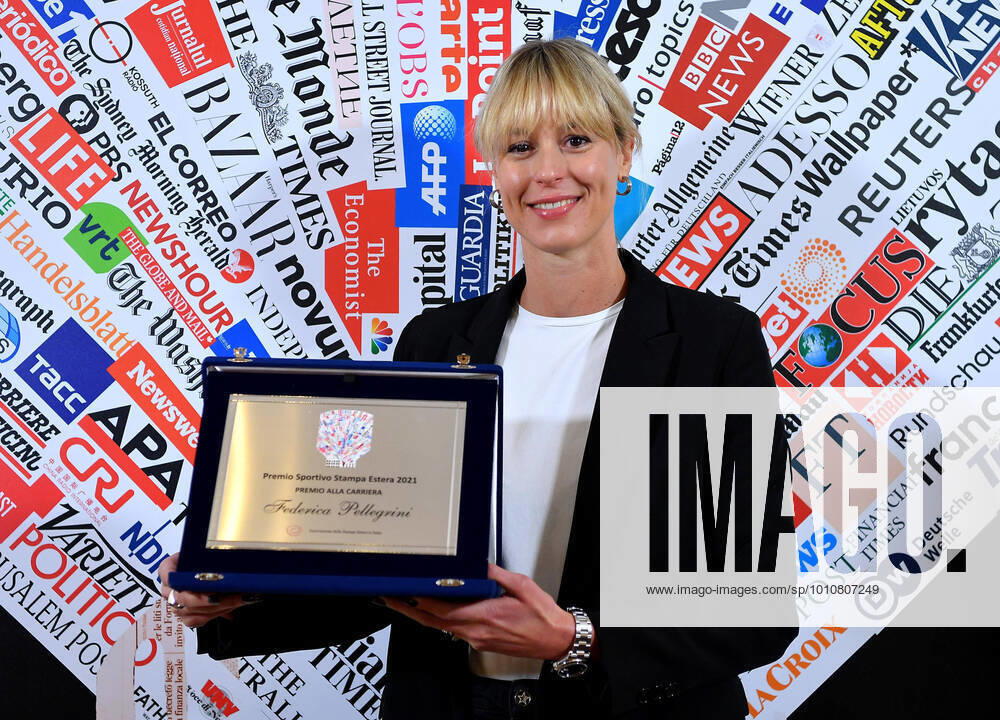KW12 Schwimmen, Federica Pellegrini für Lebenswerk geehrt March 22, 2022, ROMA: Former Italian swimmer Federica Pellegrini poses after receiving the Lifetime Achievement Sports Award from the Italian foreign press association, Rome, Italy, 22 March 2022. ANSA ETTORE FERRARI Federica Pellegrini receives the Lifetime Achievement Sports Award - ZUMAa110 20220322_zaf_a110_016