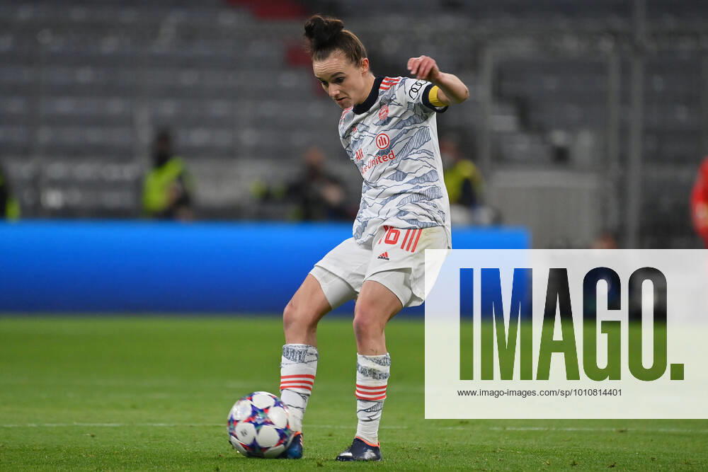 Lina MAGULL (FCB), Aktion,Einzelaktion,Einzelbild,Freisteller, Ganzkoerperaufnahme,ganze Figur FC Bayern Muenchen - Paris Saint-Germain 1-2 Fussball Champions League der Frauen, Viertelfinale am 22.03.2022, Football Arena Munich. DFL REGULATIONS PROHIBIT ANY USE OF PHOTOGRAPHS AS IMAGE SEQUENCES AND OR QUASI-VIDEO.