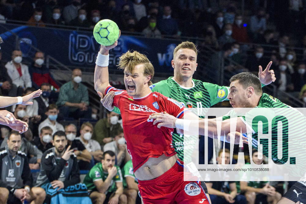 V.l. Jonathan Carlsbogard (TBV Lemgo Lippe, 09), Lasse Andersson (Fuechse Berlin, 11), Mijajlo Marsenic (Fuechse Berlin, 93), Zweikampf, Action, Kampf, GER, Fuechse Berlin vs TBV Lemgo Lippe, Handball 1. Bundesliga - Maenner, 25. Spieltag, Saison 2021 2022, 12.02.2022, GER, Fuechse Berlin vs TBV Lemgo Lippe, Handball 1. Bundesliga - Maenner, 25. Spieltag, Saison 2021 2022, 12.02.2022, Berlin