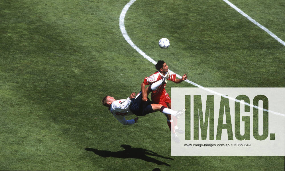 England v Tunisia FIFA World Cup, WM, Weltmeisterschaft, Fussball 15 June 1998 Marseille : FIFA World Cup England v Tunisia : David Batty of England attempts a spectacular overhead kick but connects instead with Imed Ben Younes of Tunisia: Photo: Mark Leech Marseille France