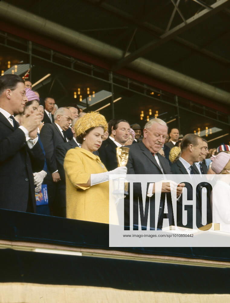 1966 World Cup Final 30 July 1966 FIFA World Cup, WM, Weltmeisterschaft, Fussball Final England v West Germany; Her Majesty Queen Elizabeth holds the Jules Rimet Trophy alongside Sir Stanley Rous. Photo: Gerry Cranham Wembley London UK