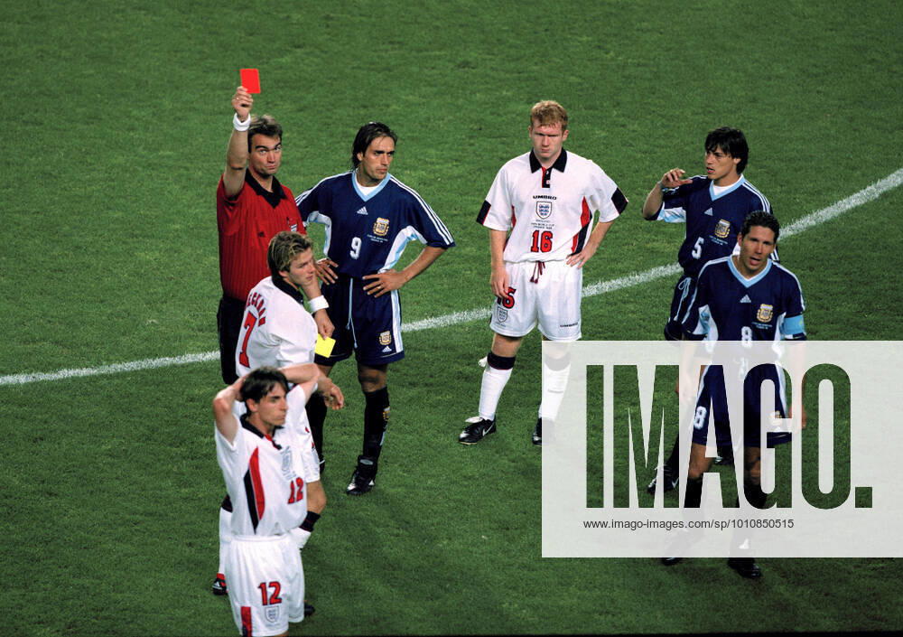 FIFA World Cup, WM, Weltmeisterschaft, Fussball 1998 30 June 1998 Fifa World Cup - England v Argentina - Referee Kim Milton Nielsen shows the red card to David Beckham as Paul Scholes(16) looks accusingly at Argentinian captain Diego Simeone (8) who was involved in the incident - Gary Neville (12) Gabriel Batistuta (9) and Matias Almeyda (5). Photo: Mark Leech St. Etienne France