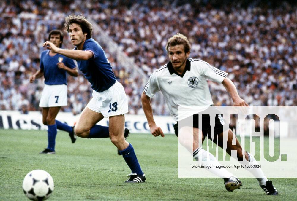 FIFA World Cup, WM, Weltmeisterschaft, Fussball 1982 11 7 1982 World Cup Final 1982. Italy v West Germany. Wolfgang Dremmler and Gabrielle Oriali. Photo: Mark Leech Offside Madrid Spain