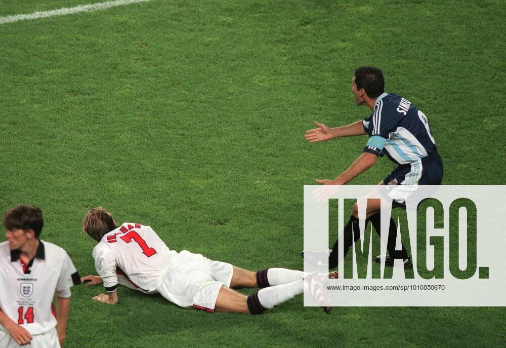 FIFA World Cup, WM, Weltmeisterschaft, Fussball 1998 France 30 June 1998 - World Cup round of sixteen - Argentina v England - David Beckham aims a kick at Diego Simeone.30 June 1998 - World Cup round of sixteen - Argentina v England - Photo: Mark Leech St. Etienne France