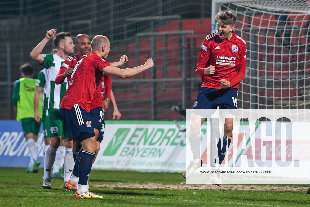 Unterhachinger Spieler mit Torjubel, Jubel, Torjubel, Torerfolg, celebrate the goal, goal, celebration, Jubel ueber das Tor zum 2:0 durch Viktor Zentrich (Unterhaching, 19) (1.v.re.), optimistisch, Action, Aktion, 25.03.2022, Unterhaching (Deutschland), Fussball, Regionalliga Bayern, SpVgg Unterhaching - SV Schalding-Heining