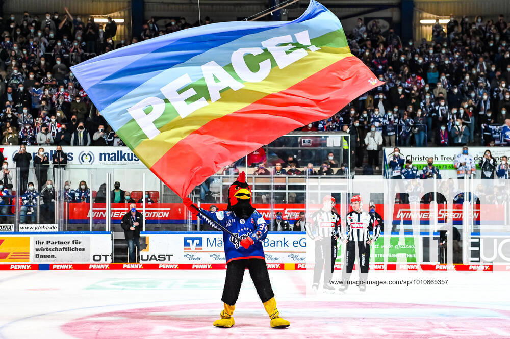 KW12 Icey (Maskottchen, Iserlohn Roosters, 94), Peace-Flag, Friedens-Flagge, Feature, Symbolfoto, Iserlohn Roosters vs. Augsburger Panther, Penny-DEL, Eishockey Hauptrundenspiel, Saison 2021 2022, 25.03.2022, Iserlohn Roosters vs. Augsburger Panther, Penny-DEL, 25.03.2022, Foto: Jonas Brockmann Eibner Pressefoto Iserlohn