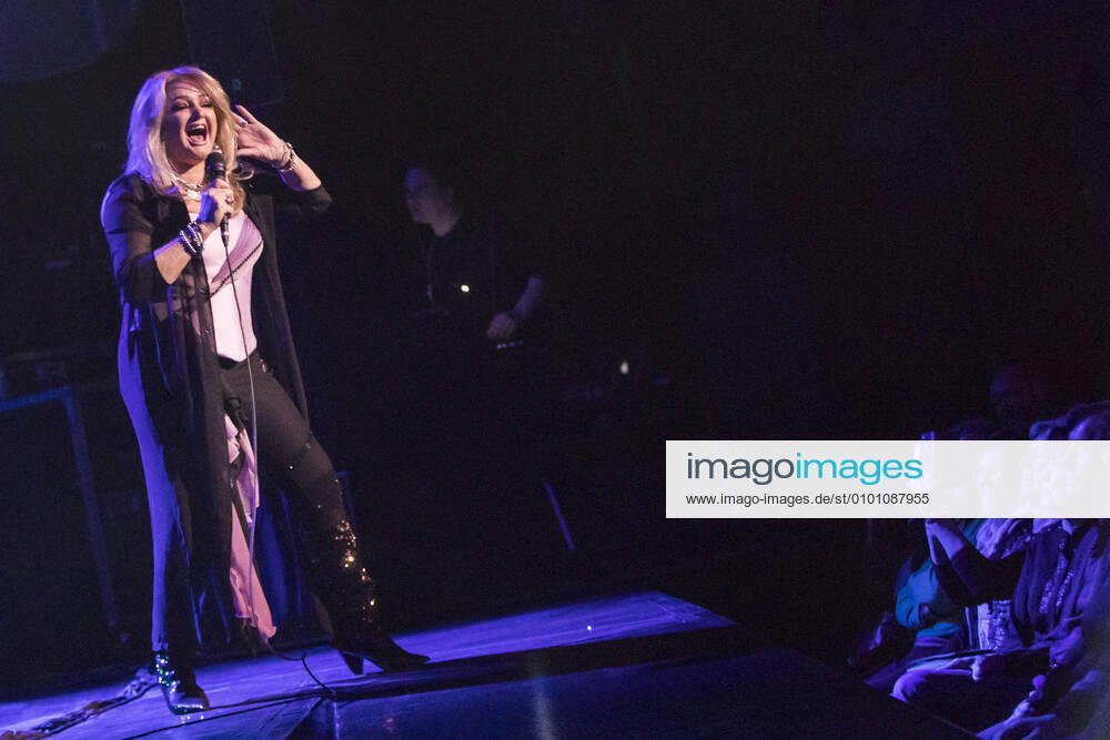 19 Bonnie Tyler, Saengerin Bonnie Tyler auf 40 Years It s A Heartache Tour live im Berliner Friedrichstadtpalast am 21.03.2018. Pop, Rock, Country, Popmusik, Rockmusik, Publikum, Fans, Zuschauer, Musik Berlin Deutschland, Germany