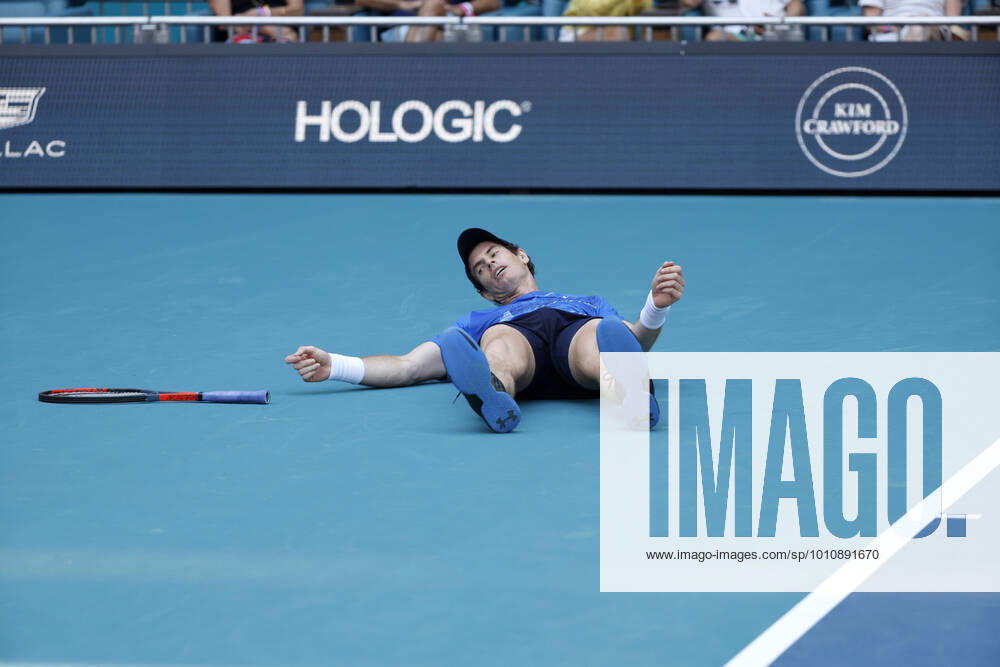 MIAMI GARDENS, FLORIDA - MARCH 26: Daniil Medvedev of Russia defeats Andy Murray of Great Britain in the second round of the men s singles at the Miami Open at the Hard Rock Stadium on March 26, 2022 in Miami Gardens, Florida....People: Andy Murray Miami Gardens USA - ZUMAs214 20220326_zda_s214_139