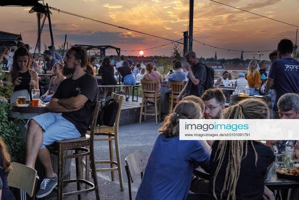 IMAGO Kreativ: Urbane Kultur - Sommer auf den Dächern 16 Sonnenuntergang von der Dachterasse des Klunkerkranich, 03.09.2018,Berlin, Deutschland < english> EMBRYO, Band, GER, performing on September 03, 2018, at Klunkerkranich, Berlin, Germany Berlin Berlin Deutschland, Germany