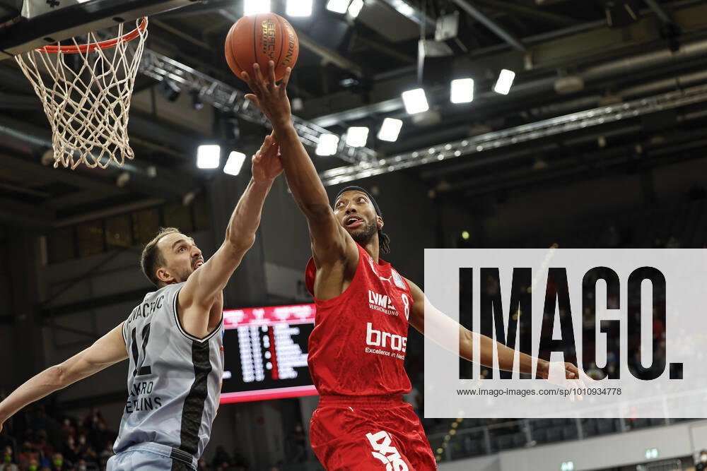 Brose Brechts Akil Mitchell (Brose Bamberg, 08) links 12 Dejan Kovacevic (HAKRO Merlins Crailsheim) amberg - HAKRO Merlins Crailsheim - easyCredit-BBL - Basketball Bundesliga Saison 2021 22 Spieltag 17, 29.03.2022 Bamberg, Brose Arena Foto: Daniel Löb Loeb