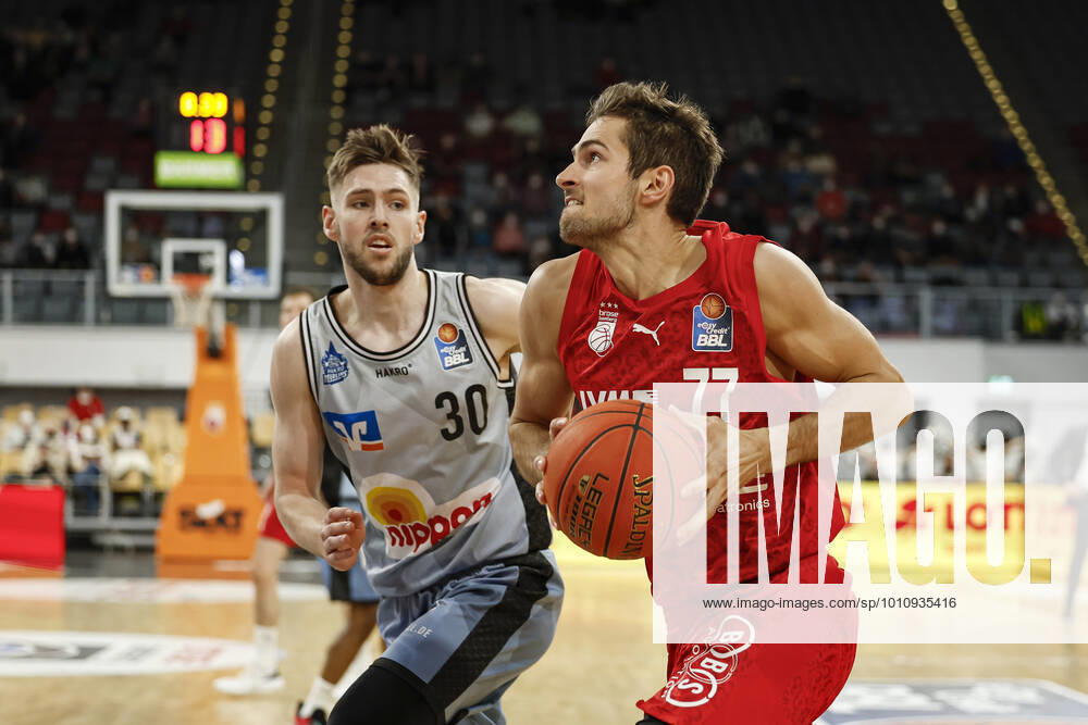 Links rechts Tomas Kyzlink (Brose Bamberg, 77) 30 Jon Axel Gudmundsson (HAKRO Merlins Crailsheim) amberg - HAKRO Merlins Crailsheim - easyCredit-BBL - Basketball Bundesliga Saison 2021 22 Spieltag 17, 29.03.2022 Bamberg, Brose Arena Foto: Daniel Löb Loeb