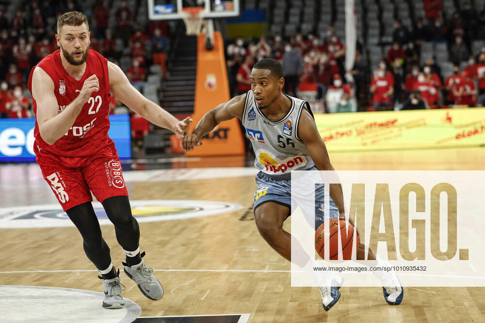 Rechts 55 Mike Caffey (HAKRO Merlins Crailsheim) links Martinas Geben (Brose Bamberg, 22) amberg - HAKRO Merlins Crailsheim - easyCredit-BBL - Basketball Bundesliga Saison 2021 22 Spieltag 17, 29.03.2022 Bamberg, Brose Arena Foto: Daniel Löb Loeb