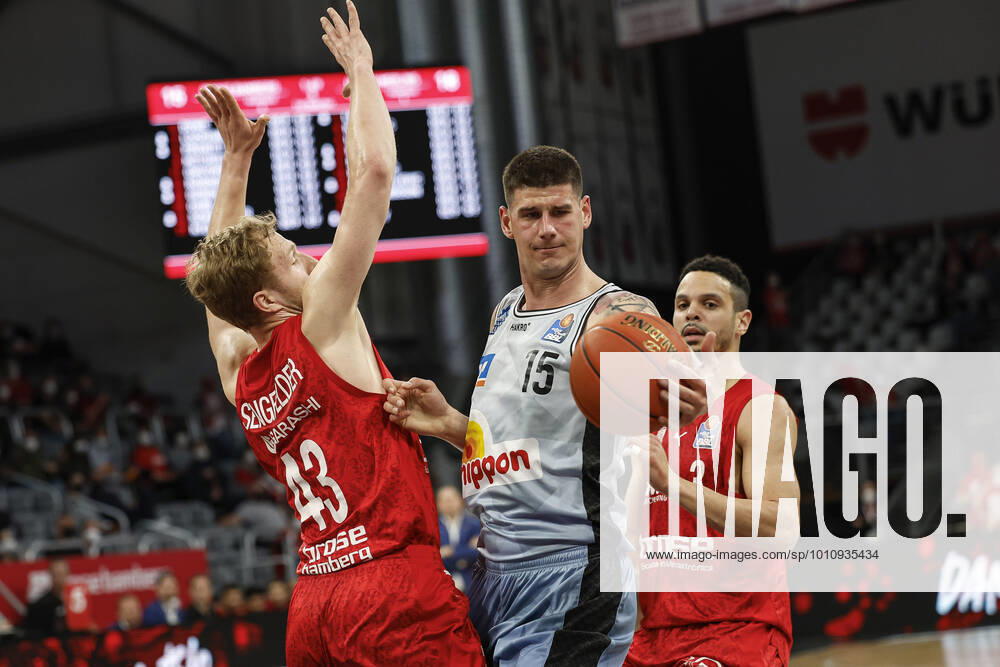 Mitte 15 Bogdan Radosavljevic (HAKRO Merlins Crailsheim) links Christian Sengfelder (Brose Bamberg, 43) recht Dominic Lockhart (Brose Bamberg, 03) amberg - HAKRO Merlins Crailsheim - easyCredit-BBL - Basketball Bundesliga Saison 2021 22 Spieltag 17, 29.03.2022 Bamberg, Brose Arena Foto: Daniel Löb Loeb
