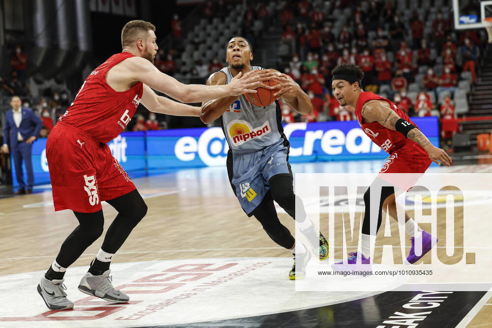 Mitte 01 Jaren Lewis (HAKRO Merlins Crailsheim) link sMartinas Geben (Brose Bamberg, 22) amberg - HAKRO Merlins Crailsheim - easyCredit-BBL - Basketball Bundesliga Saison 2021 22 Spieltag 17, 29.03.2022 Bamberg, Brose Arena Foto: Daniel Löb Loeb
