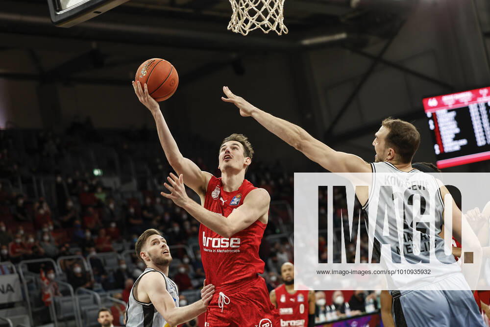 Mitte Omar Prewitt (Brose Bamberg, 04) links 30 Jon Axel Gudmundsson (HAKRO Merlins Crailsheim) rechts 12 Dejan Kovacevic (HAKRO Merlins Crailsheim) amberg - HAKRO Merlins Crailsheim - easyCredit-BBL - Basketball Bundesliga Saison 2021 22 Spieltag 17, 29.03.2022 Bamberg, Brose Arena Foto: Daniel Löb Loeb