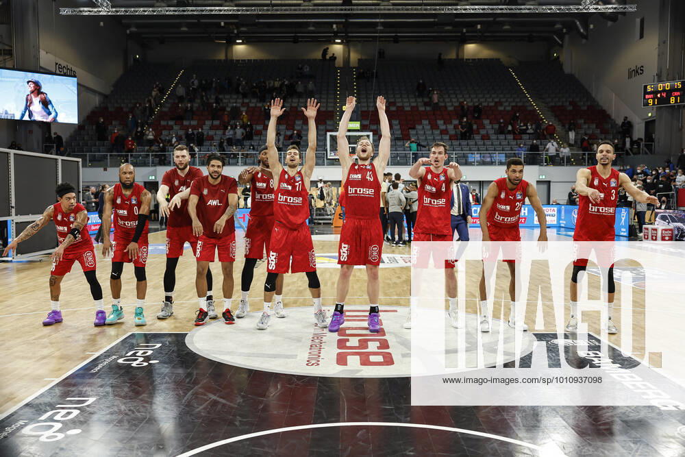 Bamberger Freude über 91:81-Sieg vlnr Justin Robinson (Brose Bamberg, 12) Chris Dove (Brose Bamberg, 00) Martinas Geben (Brose Bamberg, 22) Marvin Omuvwie (Brose Bamberg, 11) Akil Mitchell (Brose Bamberg, 08) Tomas Kyzlink (Brose Bamberg, 77) Christian Sengfelder (Brose Bamberg, 43) Omar Prewitt (Brose Bamberg, 04) Kenneth Ogbe (Brose Bamberg, 25) Dominic Lockhart (Brose Bamberg, 03) amberg - HAKRO Merlins Crailsheim - easyCredit-BBL - Basketball Bundesliga Saison 2021 22 Spieltag 17, 29.03.2022 Bamberg, Brose Arena Foto: Daniel Löb Loeb