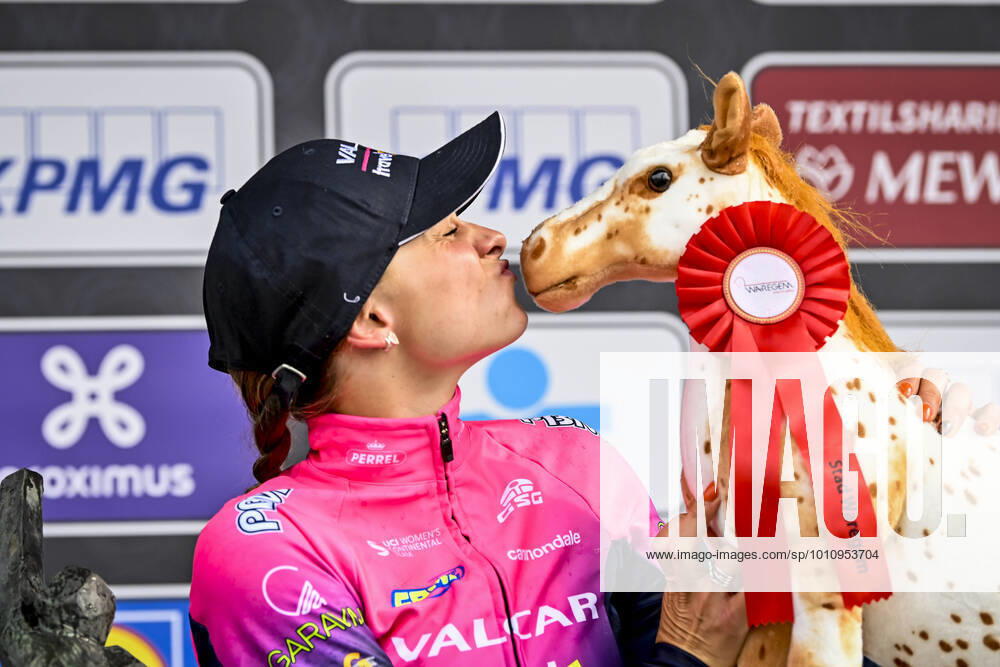 KW13 Italian Chiara Consonni of Valcar - Travel and Service celebrates on the podium after winning the women elite race of the Dwars Door Vlaanderen cycling race, 120 km with start and finish in Waregem, Wednesday 30 March 2022. DIRKxWAEM x28638052x