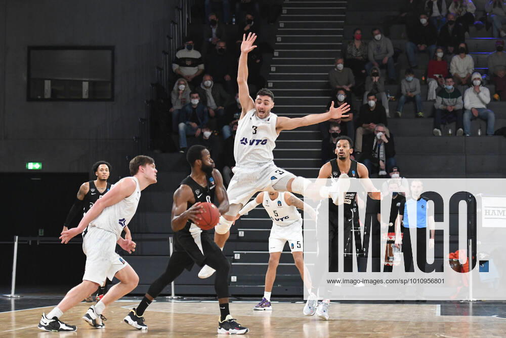 KW13 Basketball I Herren I Saison 2021-2022 I Eurocup I 17. Spieltag I Hamburg Towers - Dolomiti Energia Trento I 30.03.2022 Maximilian DiLeo (3, Hamburg Towers) spektakulär gegen Dominique Johnson (0, Dolomiti Energia Trento) Hamburg edel-optics.de Arena Hamburg Deutschland