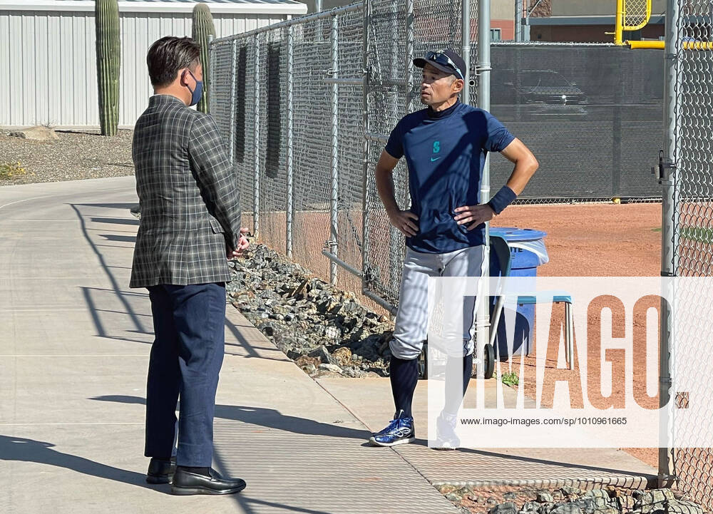 MLB, Baseball Herren, USA spring training Former Boston Red Sox pitcher Daisuke Matsuzaka (L) chats with former Seattle Mariners outfielder Ichiro Suzuki, currently serving as an instructor, during his visit to the Mariners spring training site in Peoria, Arizona, on March 30, 2022. A14AA0001274876P