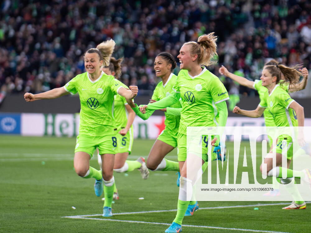 KW13 Lena Lattwein (8 Vfl Wolfsburg) vfl3 und Jill Roord (14 Vfl Wolfsburg) jubeln über das Tor zum 1-0 beim UEFA Womens Champions League Rückspiel VFL Wolfsburg - Arsenal WFC am 31.03.2022. Wolfsburg Volkswagen Arena Niedersachsen Deutschland