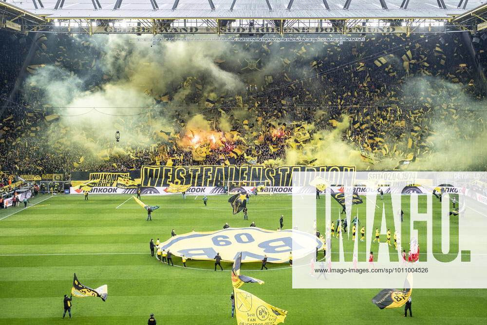 KW13 Fußball: 1. Bundesliga, 28. Spieltag, Borussia Dortmund - RB Leipzig am 02.04.2022 im Signal-Iduna-Park in Dortmund (Nordrhein-Westfalen). Die Fans zünden Bengalis. DFL REGULATIONS PROHIBIT ANY USE OF PHOTOGRAPHS AS IMAGE SEQUENCES AND OR QUASI-VIDEO.