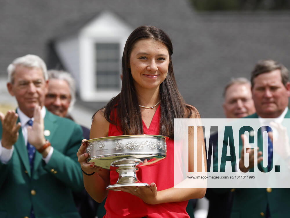KW13 Anna Davis holds the championship trophy after the final round of the Augusta National Women s Amateur at Augusta National Golf Club in Augusta, Georgia on April 2, 2022. Davis won with a score of 1 under par. AUG20220402104 JOHNxANGELILLO
