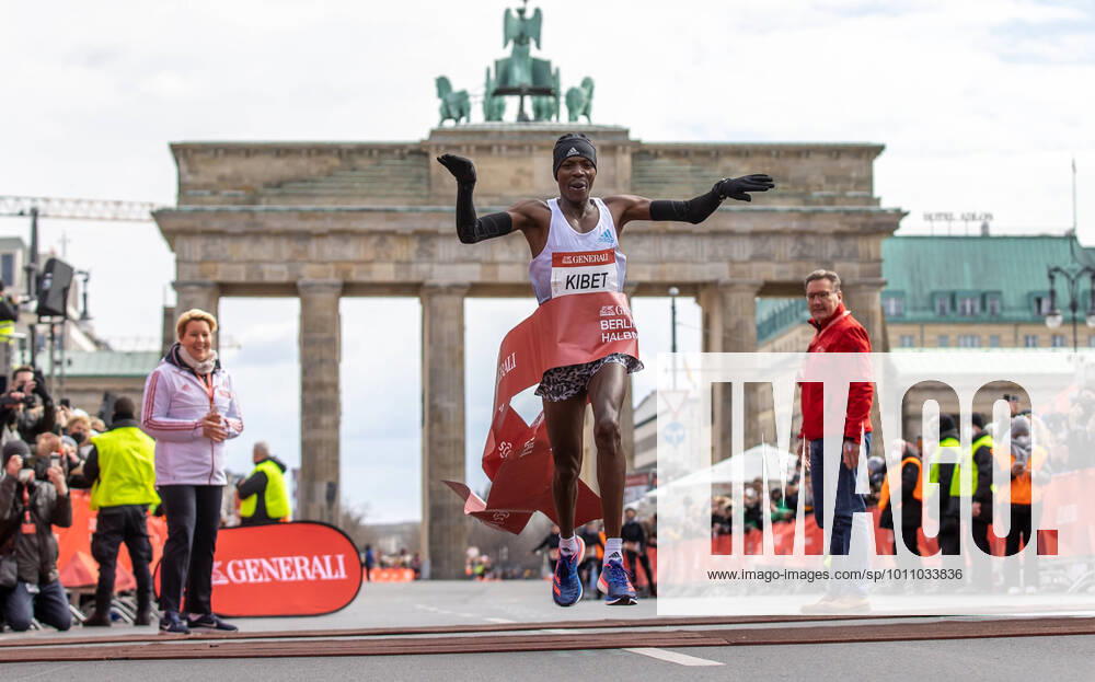 KW13 Berlin, 03.04.22, Leichtathletik, Generali Berliner Halbmarathon 2022. Alex Kibet aus Kenia laeuft mit 58:55 als Erster ins Ziel und gewinnt den Berliner Halbmarathon. Generali Berliner Halbmarathon 2022