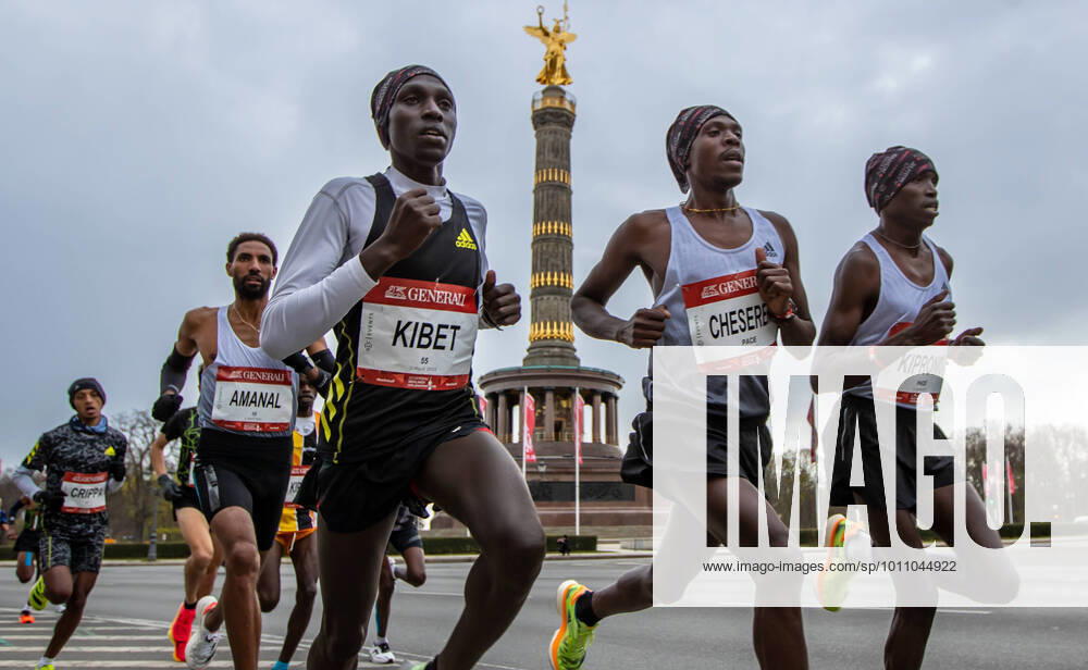 KW13 Berlin, 03.04.22, Leichtathletik, Generali Berliner Halbmarathon 2022. v.l. Amanal Petros aus Deutschland und Vincent Kibet aus Kenia laufen an der Siegessaeule vorbei. Generali Berliner Halbmarathon 2022