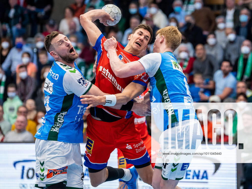 KW13 Jona Schoch (HBW Balingen-Weilstetten, 22) im Duell mit Jacob Bagersted (Frisch Auf Goeppingen 14) und Jon Lindenchhrone Andersen (Frisch auf Goeppingen, 06), Frisch Auf Goeppingen vs. HBW Balingen-Weilstetten, 1. Bundesliga, Handball, Herren, 03.04.2022 Frisch Auf Goeppingen vs. HBW Balingen-Weilstetten, 1. Bundesliga, Handball, Herren, 03.04.2022 Goeppingen