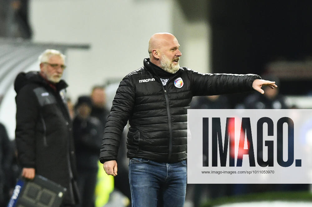 27. kolo prvni fotbalove ligy: Viktoria Plzen - Slavia Praha, 3. dubna 2022 v Plzni. Trener Plzne Michal Bilek. CTKPhotoP2022040307340 cha020