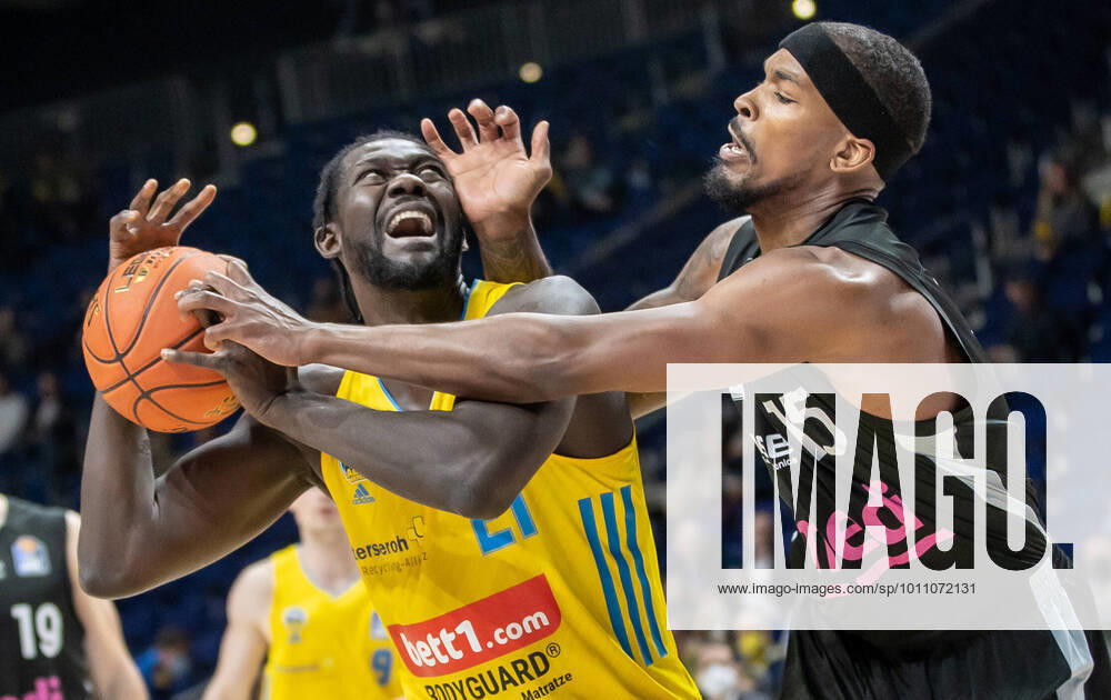 Berlin, Basketball, 1. Bundesliga, easyCredit BBL, Hauptrunde, 28.Spieltag, Mercedes Benz Arena: ALBA Berlin - Medi Bayreuth. ALBAs Christ Koumadje (l) kaempft gegen Terry Allen von Medi Bayreuth um den Ball. ALBA Berlin - Medi Bayreuth