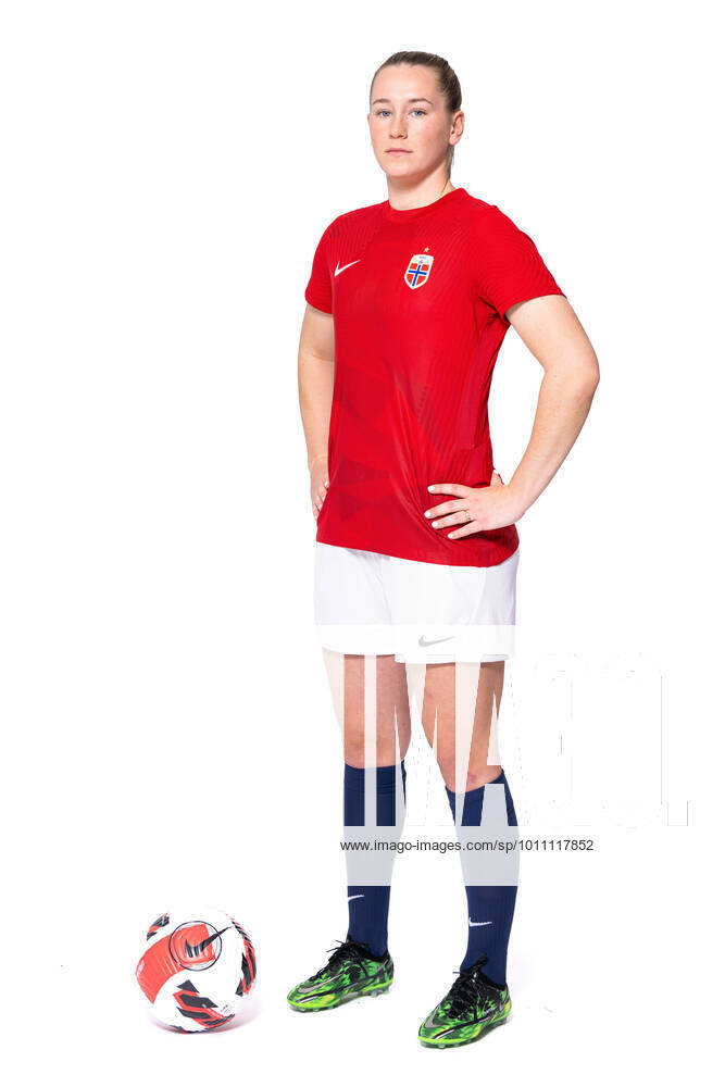 Elisabeth Terland of the Norwegian women?s national football team poses for a portrait on April 4, 2022 in Oslo. Photo: Vegard Grott BILDBYRAN kod VG VG0262 bbeng fotball fotboll football norge norway a kvinner portrett porträtt portraits dam