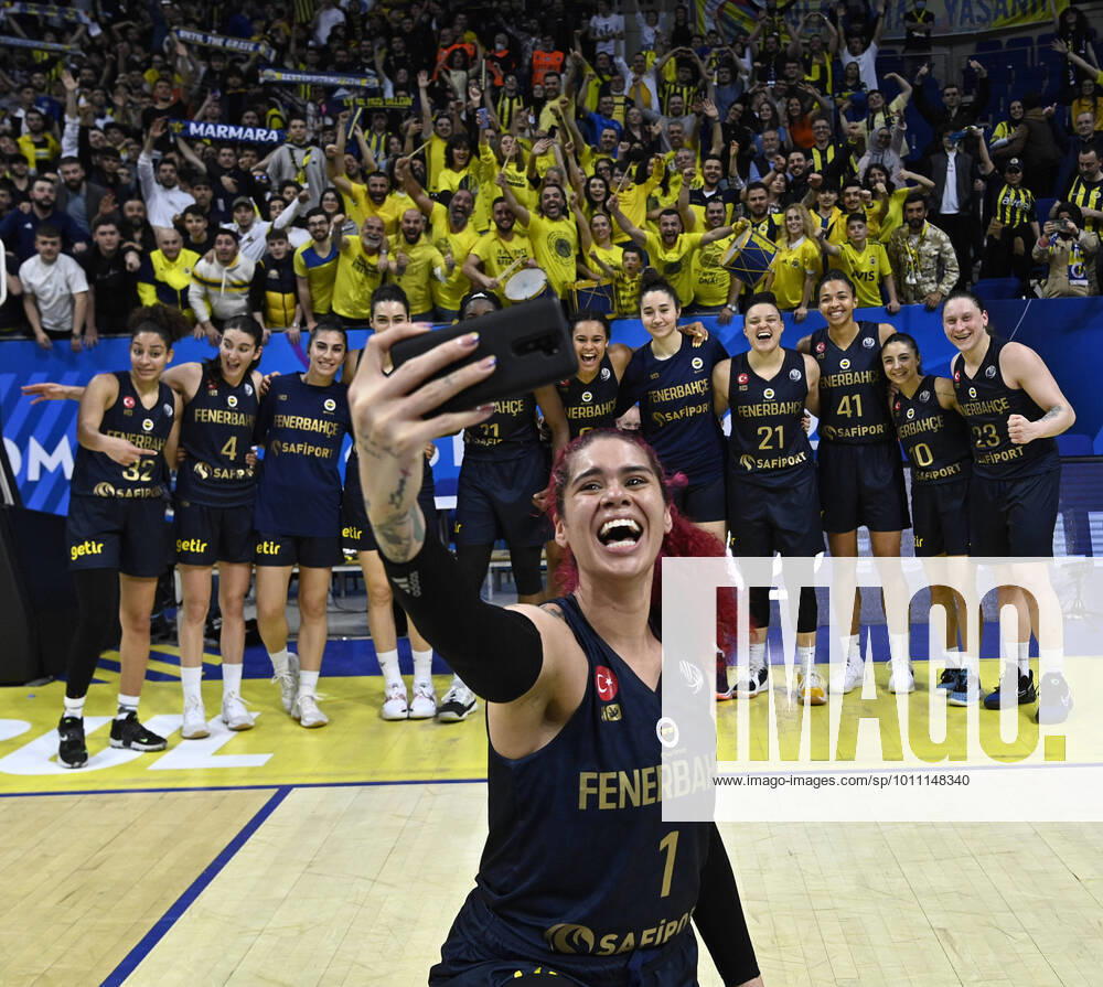 KW14 Fenerbahce Safiport players celebrated victory at the end of the FIBA EuroLeague Women Semi Final match between USK Praha and Fenerbahce Safiport at Ulker Sports Arena in Istanbul, Turkey , on April 8, 2022 .