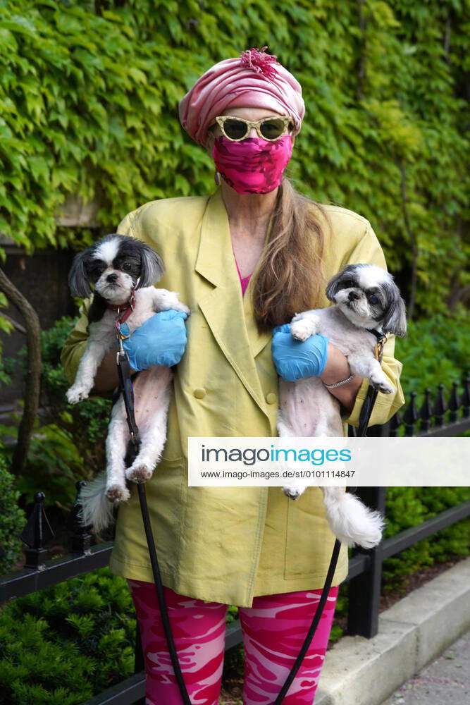 Bilder des Jahres 2020, Entertainment 05 Mai Entertainment Themen der Woche KW21 May 22, 2020, New York, New York, USA: NYC during Covid,.ELIZABETH SOBIESKI poses in her latest outfit for â€oeThe Masked Hatter†Instagram project, .Upper West Side, NYC.May 22, 2020.Photos by New York USA - ZUMAms4_ 20200522_zaf_ms4_002