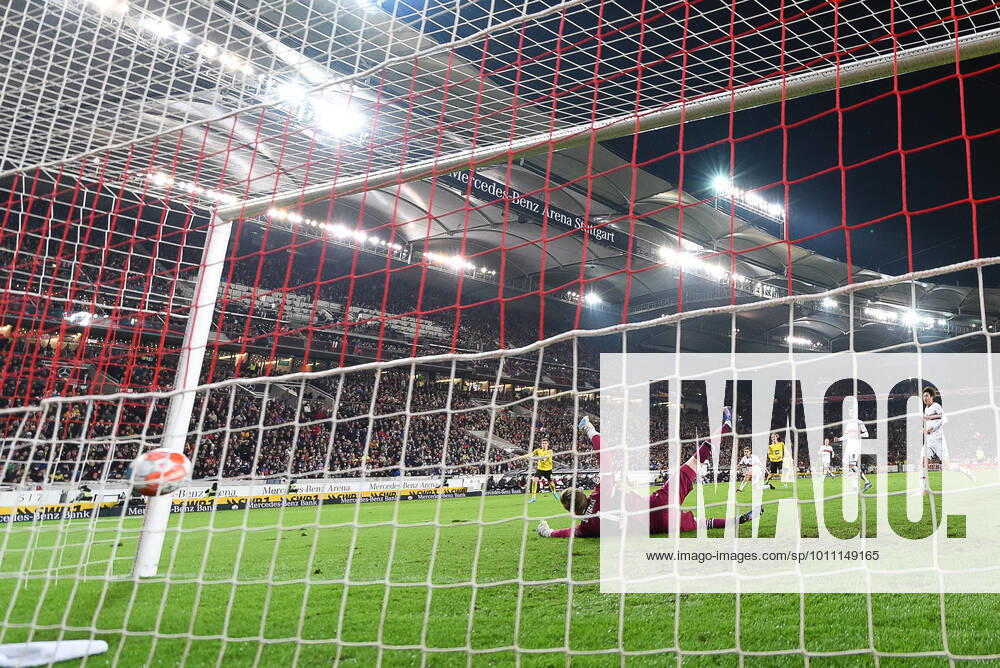 Tor zum 0:2 durch Julian Brandt (Borussia Dortmund, 19), Florian Mueller (VfB Stuttgart 01), Hintertorkamera, Hintertorperspektive, VfB Stuttgart vs Borussia Dortmund, Fussball, Herren, 1.Bundesliga, 29. Spieltag, Saison 21 22 GER, 08.04.2022, DFL REGULATIONS PROHIBIT ANY USE OF PHOTOGRAPHS AS IMAGE SEQUENCES AND OR QUASI-VIDEO, VfB Stuttgart vs Borussia Dortmund, Fussball, Herren, 1.Bundesliga, 29. Spieltag, Saison 21 22 GER, 08.04.2022 Stuttgart