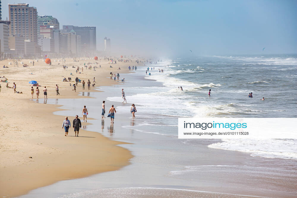 VIRGINIA BEACH, VA - MAY 22: Beachgoers practice social distancing while enjoying Memorial Day weekend on May 22, 2020, in Virginia Beach, VA. This is the first day of the beach s reopening for swimming, sunbathing, and limited recreational activity. If all goes well with Virginia s Phase 1 reopening pilot program, beaches may follow similar guidelines for reopening during the Coronavirus (COVID-19) pandemic. ( Icon Sportswire) Virginia Beach USA - ZUMAi88_ 20200522_zaf_i88_014