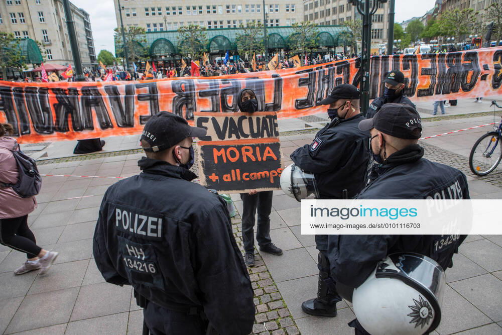 Demo LeaveNoOneBehind Evacuate now! startet auf dem Hamburger Rathausplatz - Mehrere Demos sorgen für größeren Polizeieinsatz 23.05.20 - Hamburg: Mehrere Veranstaltungen fanden am Samstag den 23.05.2020 statt. Gegen 11Uhr startete die Veranstaltung LeaveNoOneBehind Evacuate now! auf dem Hamburger Rathausplatz. Eine weibliche Person, die außerhalb der markierten Fläche ein Plakat hochhielt, wurde von der Polizei zur Identitätsfeststellung abgeführt. Sie weigerte sich, ihren Ausweis zu zeigen. Hamburg Hamburg-Altstadt Hamburg Deutschland
