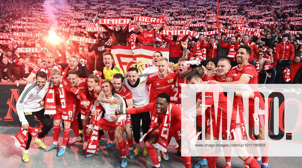 KW14 Fussball, Herren, 1. Bundesliga, Saison 2021 22, (29. Spieltag), Hertha BSC - 1. FC Union Berlin, Union, Jubel nach Abpfiff mit den Fans, 09.04. 2022,