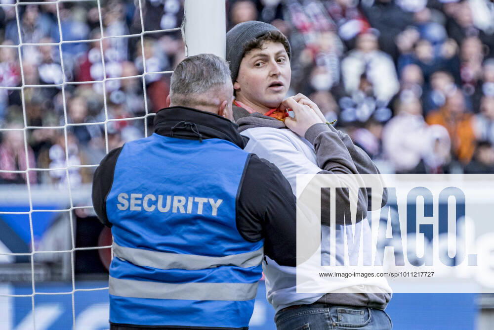 KW14 Fussball Bundesliga, Eintracht Frankfurt vs. SC Freiburg, Deutsche Bank Park, Frankfurt, 10.04.2022 Am Tor festgebundener Aktivist, Eintracht Frankfurt vs. SC Freiburg, Frankfurt, Deutsche Bank Park