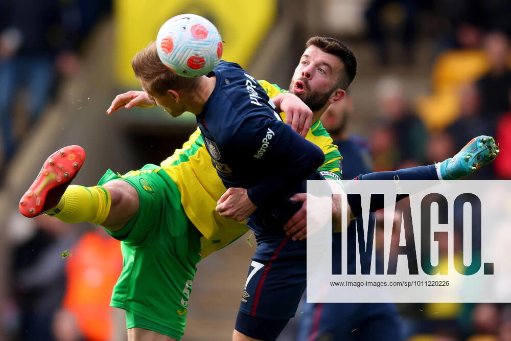 KW14 10th April 2022, Carrow Road, Norwich, Norfolk, England; Premier League football, Norwich versus Burnley; Grant Hanley of Norwich City competes for the ball with Mat& x11b;j Vydra of Burnley ActionPlus12378135 ShaunxBrooks