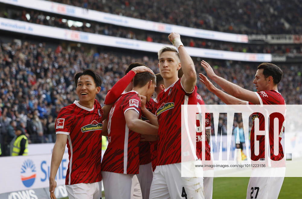 Fussball, Bundesliga, Spieltag 29, Eintracht Frankfurt - SC Freiburg, GER, Frankfurt am Main, Deutsche Bank Park Bild: v. li. Woo-yeong Jeong (SC Freiburg), Torschuetze Nils Petersen (SC Freiburg), Nico Schlotterbeck (SC Freiburg) und Lukas Kuebler (SC Freiburg), Jubel nach dem Tor zum 2:1, jubelnd, bejubelt, jubelt, jubeln, emotionen DFL REGULATIONS PROHIBIT ANY USE OF PHOTOGRAPHS AS IMAGE SEQUENCES AND OR QUASI-VIDEO.