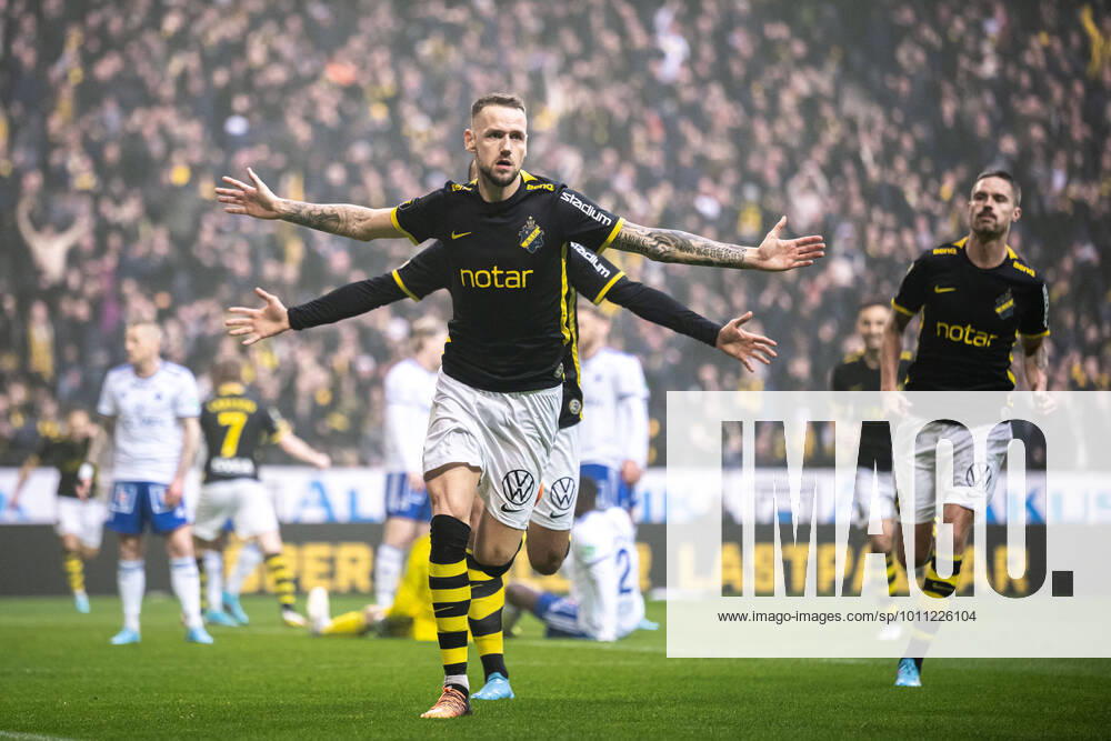 AIK:s Alexander Milosevic jublar efter 1-0 under fotbollsmatchen i Allsvenskan mellan AIK och IFK Norrköping den 10 april 2022 i Stockholm.