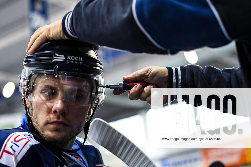 KW14 Eishockey, Herren, DEL, Saison 2021-2022, Playoff, Viertelfinale, Spiel 1, Straubing Tigers - Adler Mannheim, 10.04.2022 bei Parker Tuomie (6-Straubing Tigers) wird noch die Visierschraube nachgezogen Straubing Eisstadion am Pulverturm Bayern Deutschland