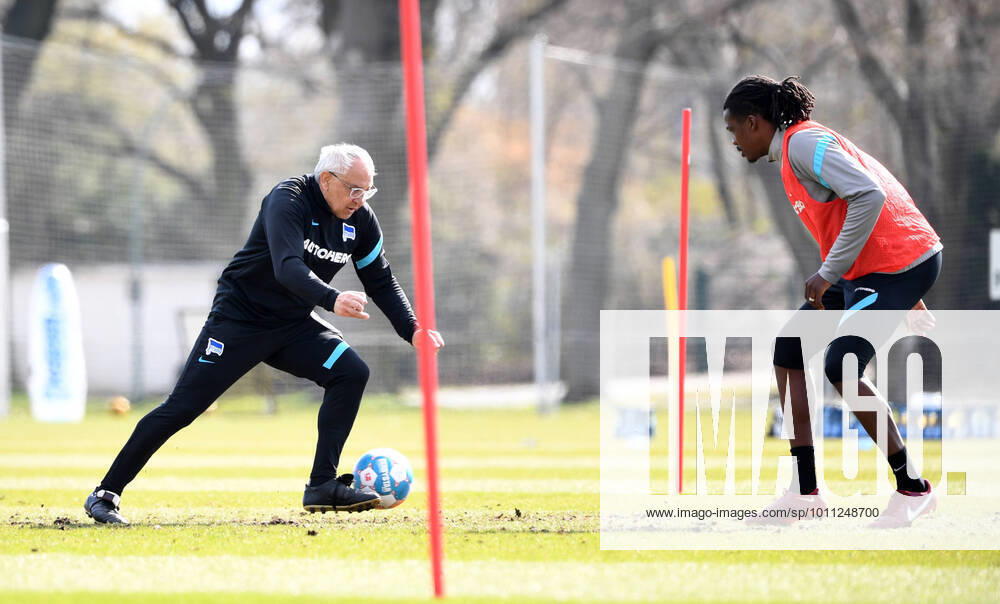 KW15 Fussball, Herren, Saison 2021 2022, 1. Bundesliga, Hertha BSC, Training, v.l. Trainer Felix Magath (Hertha BSC), Dedryck Boyata (Hertha BSC), 11.04. 2022,