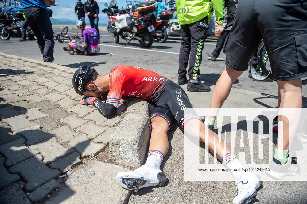 KW15 Schwerer Sturz mit Nacer Bouhanni (FRA - ARKEA-Samsic) auf der 2.Etappe der Tuerkei Rundfahrt 2022 - Aktion Action Rennszene race scene Querformat - quer - horizontal Event Veranstaltung: 57. Presidential Cycling Tour of Turkiye - 2.Etappe Stage 2: Selcuk nach to Alacati 158.4 km - Ort Place Location: Alacai Land Country: World Welt Asien Asia Türkei Turkey - Region Provinz Konya Datum Date: 11.04.2022