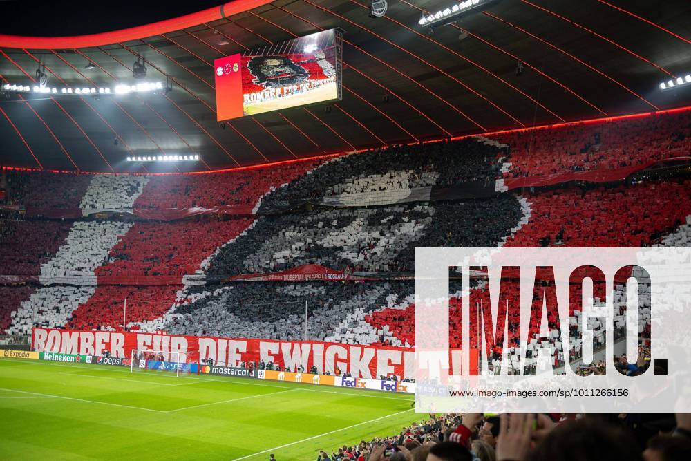 KW15 Plakat Bomber fuer die Ewigkeit , GER, FC Bayern Muenchen vs. FC Villarreal, Fussball, Champions League, Viertelfinale, Rueckspiel, Spielzeit 2021 2022, 12.04.2022, GER, FC Bayern Muenchen vs. FC Villarreal, Fussball, Champions League, Viertelfinale, Rueckspiel, Spielzeit 2021 2022, 12.04.2022 Muenchen