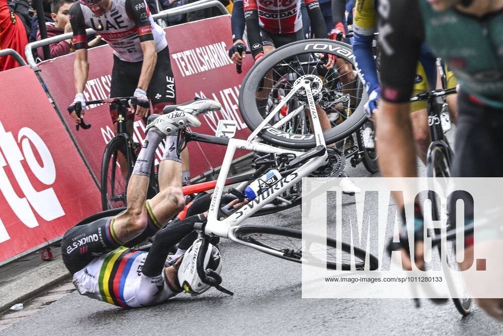KW15 OVERIJSE, BELGIUM - APRIL 13 : Alaphilippe Julian (FRA) of Quick-Step Alpha Vinyl Team crashes during the Flanders Classics UCI 1.Pro 62nd Brabantse Pijl cycling race with start in Leuven and finish in Overijse on April 13, 2022 in Overijse, Belgium, 13 04 2022 ( Motordriver Kenny Verfaillie - Brabantse Pijl 2022 Cycling Race PhotoNews Panoramic