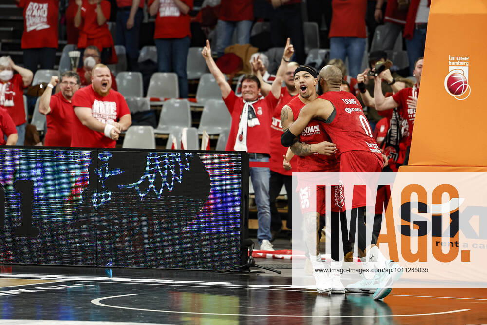 Links Justin Robinson (Brose Bamberg, 12) jubelt nach seinem Dreier mit Bonusfreiwurf zum 88:87-Sieg für Bamberg rechts Chris Dowe (Brose Bamberg, 00) Brose Bamberg - BG Göttingen Goettingen - easyCredit-BBL - Basketball Bundesliga Saison 2021 22 Spieltag 30, 13.04.2022 Bamberg, Brose Arena Foto: Daniel Löb Loeb