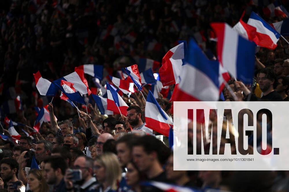 Supporters de l Equipe de France - ambiance drapeaux HANDBALL : France vs Espagne - Test Match - 14 04 2022 JBAutissier Panoramic