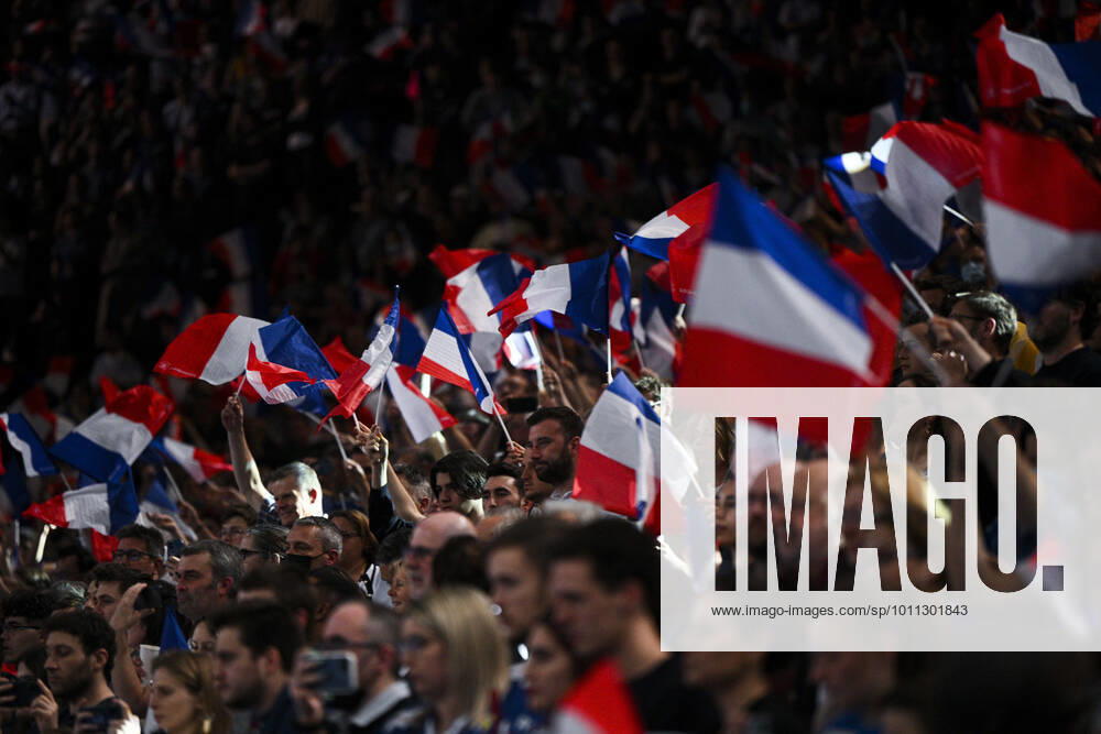 Supporters de l Equipe de France - ambiance drapeaux HANDBALL : France vs Espagne - Test Match - 14 04 2022 JBAutissier Panoramic